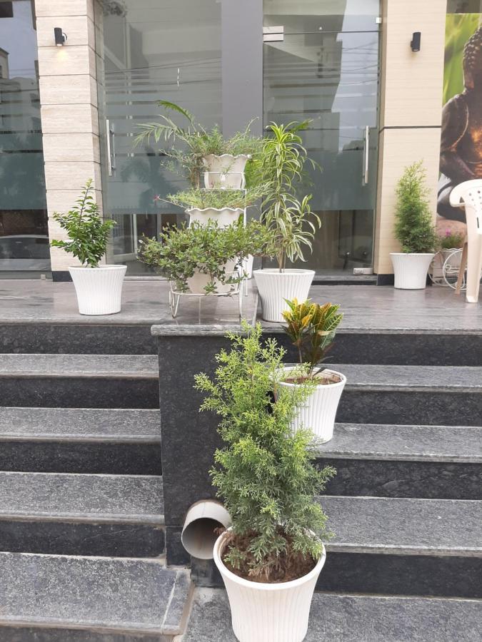 Hotel Hollywood Zirakpur Exterior foto